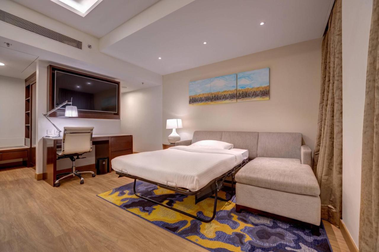 Отель Courtyard By Marriott Сурат Экстерьер фото