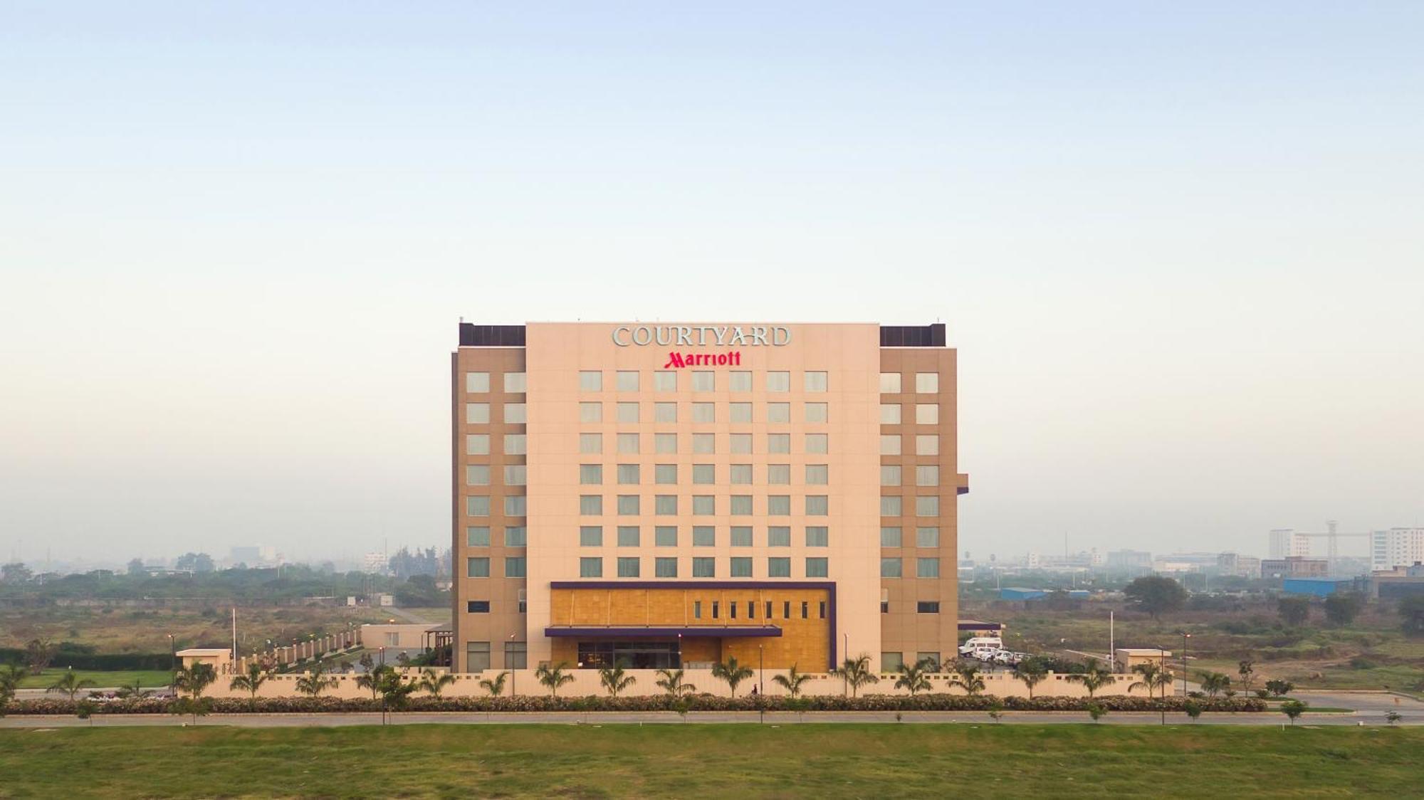 Отель Courtyard By Marriott Сурат Экстерьер фото