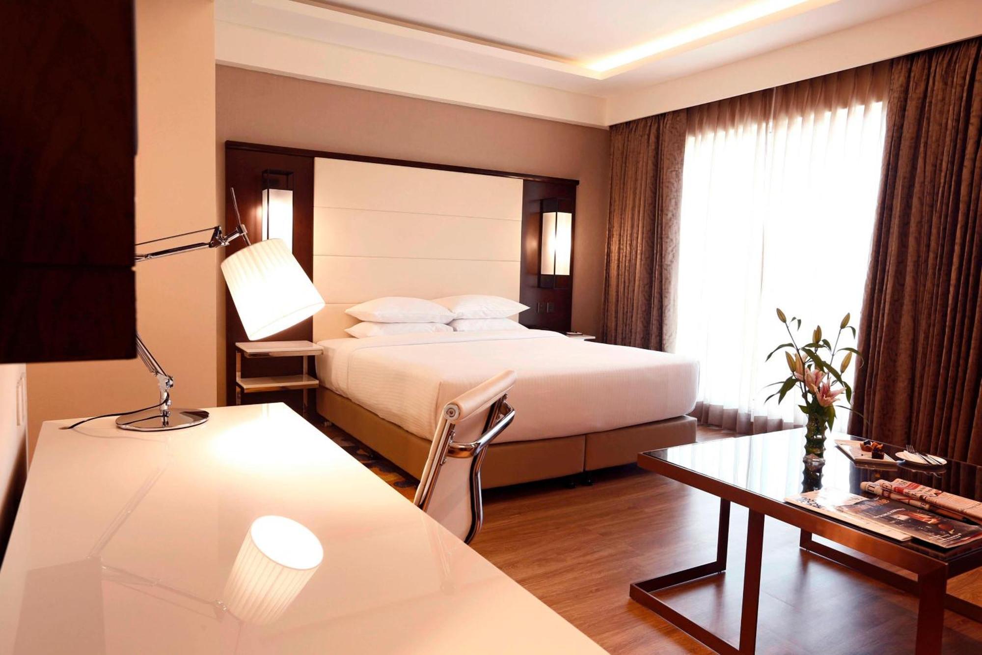 Отель Courtyard By Marriott Сурат Экстерьер фото