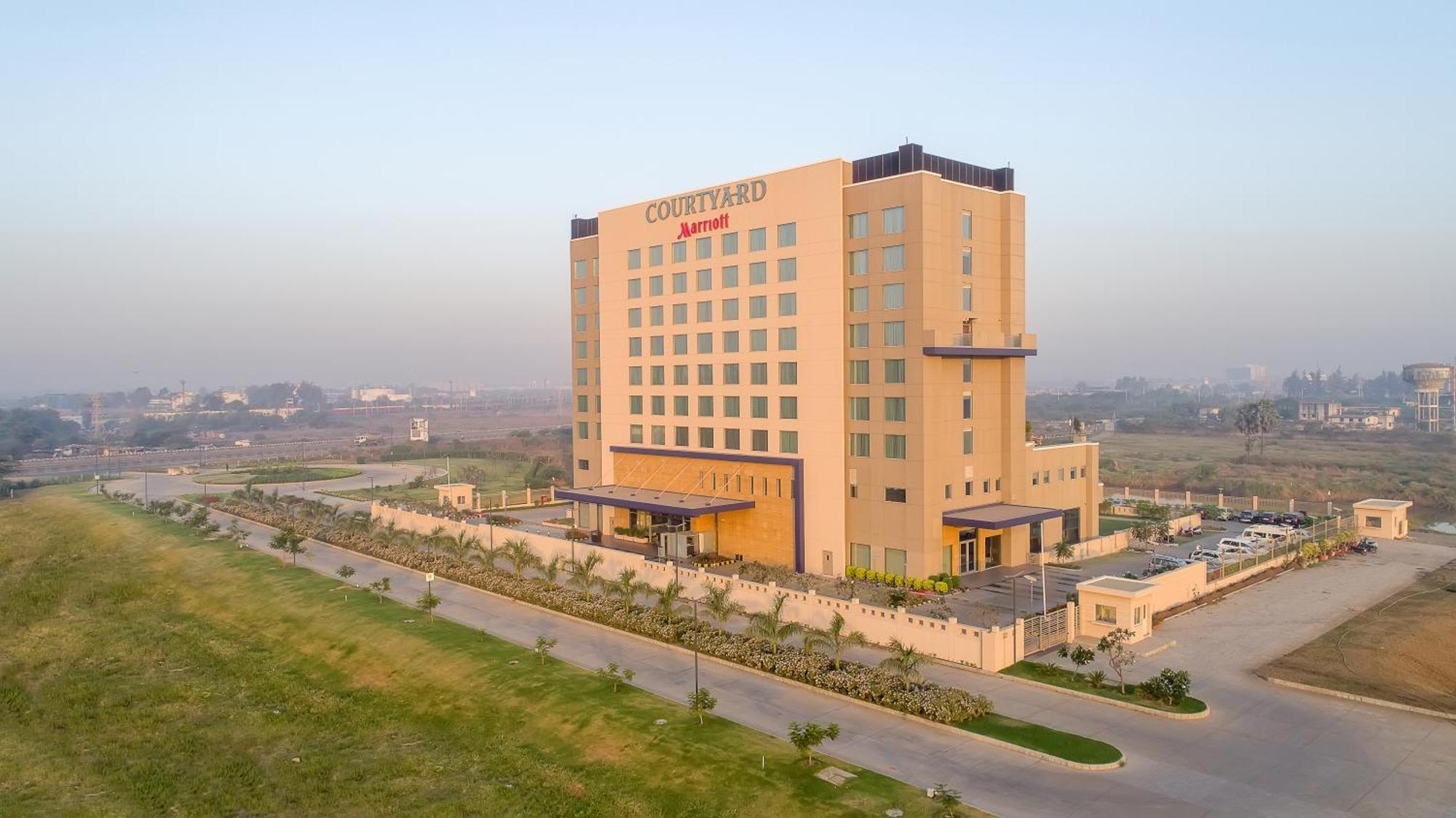 Отель Courtyard By Marriott Сурат Экстерьер фото