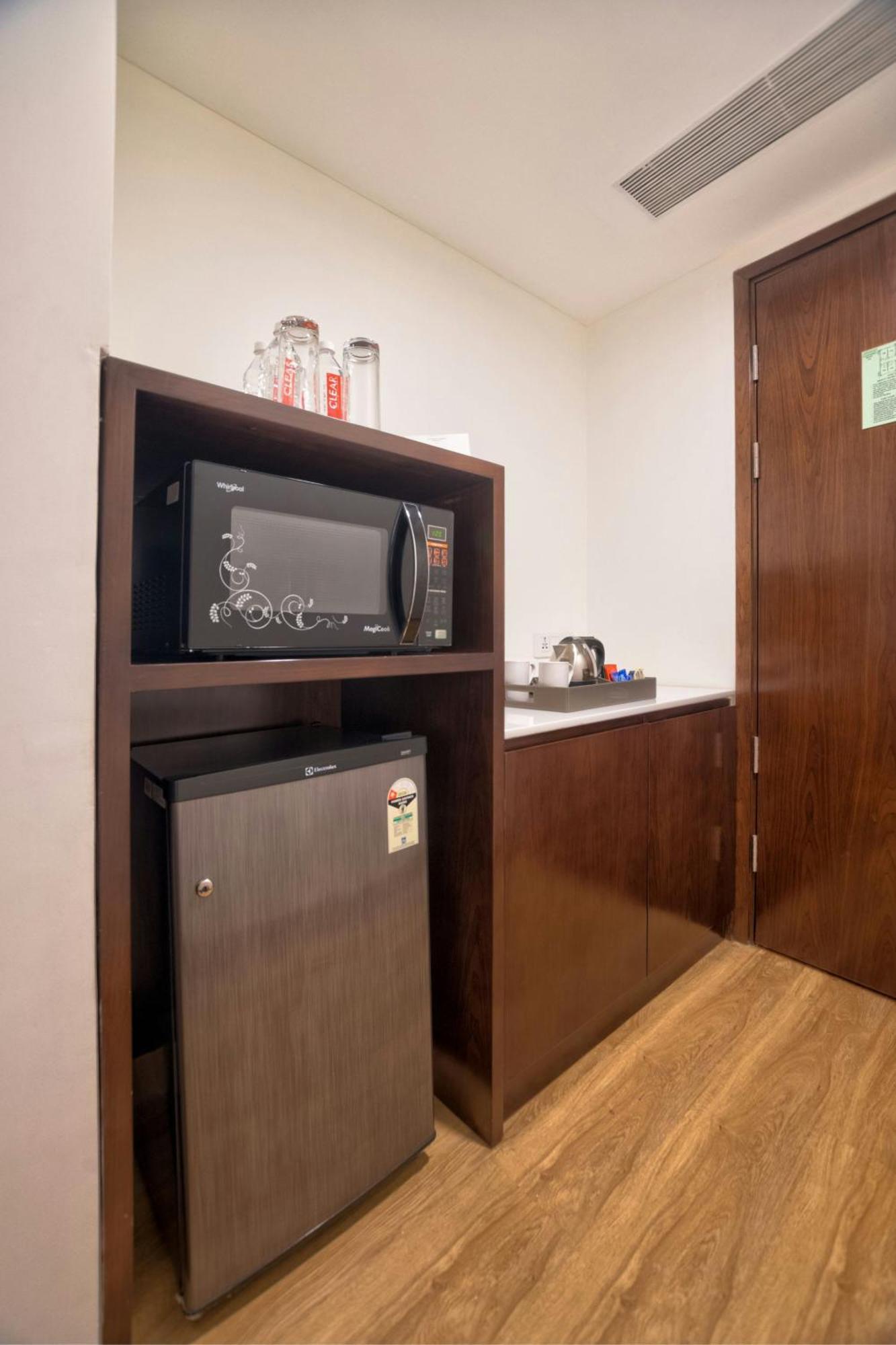 Отель Courtyard By Marriott Сурат Экстерьер фото