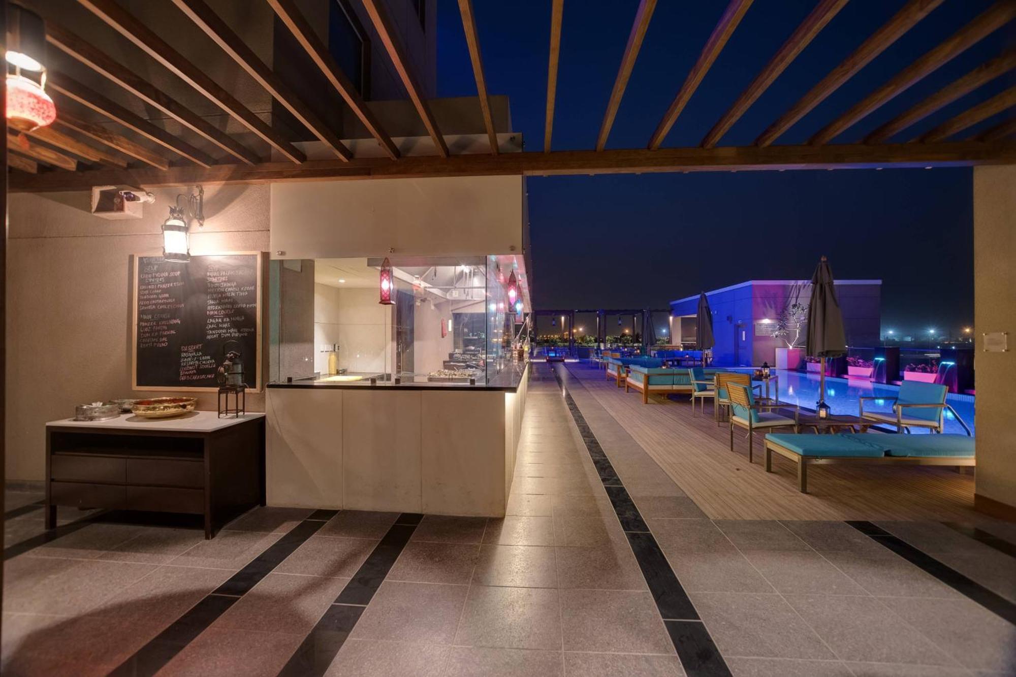 Отель Courtyard By Marriott Сурат Экстерьер фото
