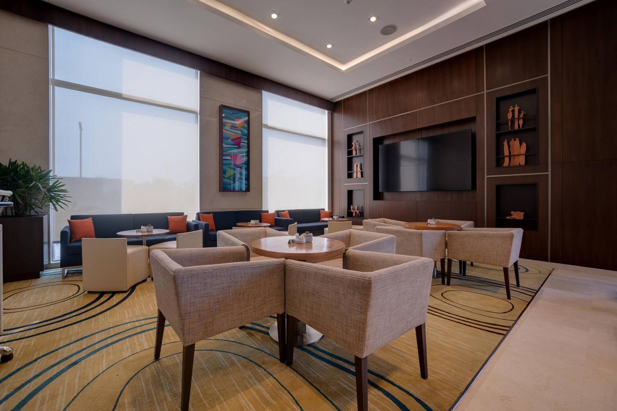 Отель Courtyard By Marriott Сурат Экстерьер фото
