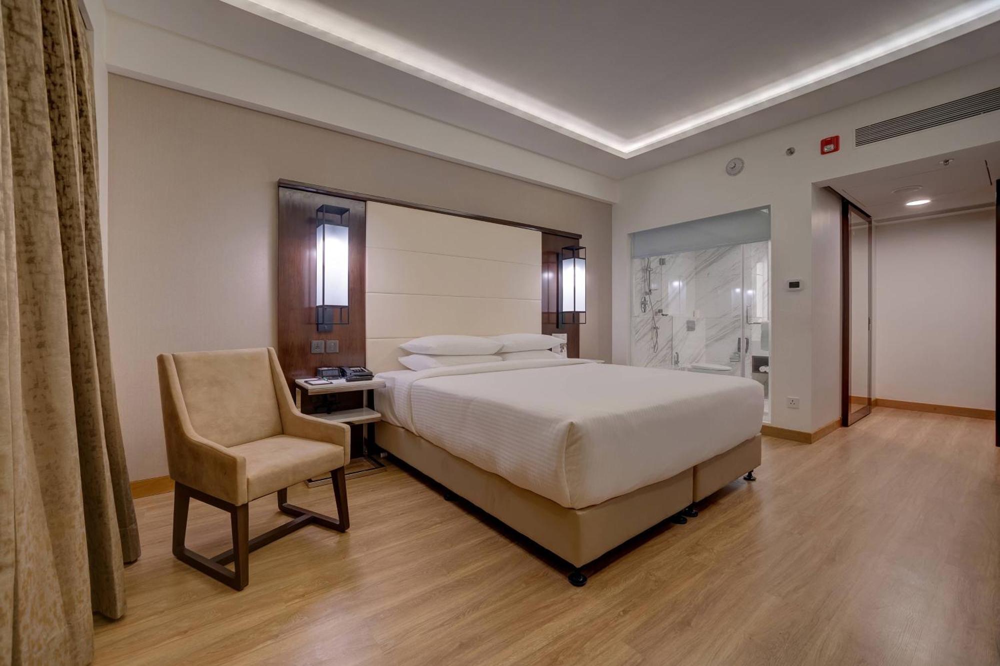Отель Courtyard By Marriott Сурат Экстерьер фото