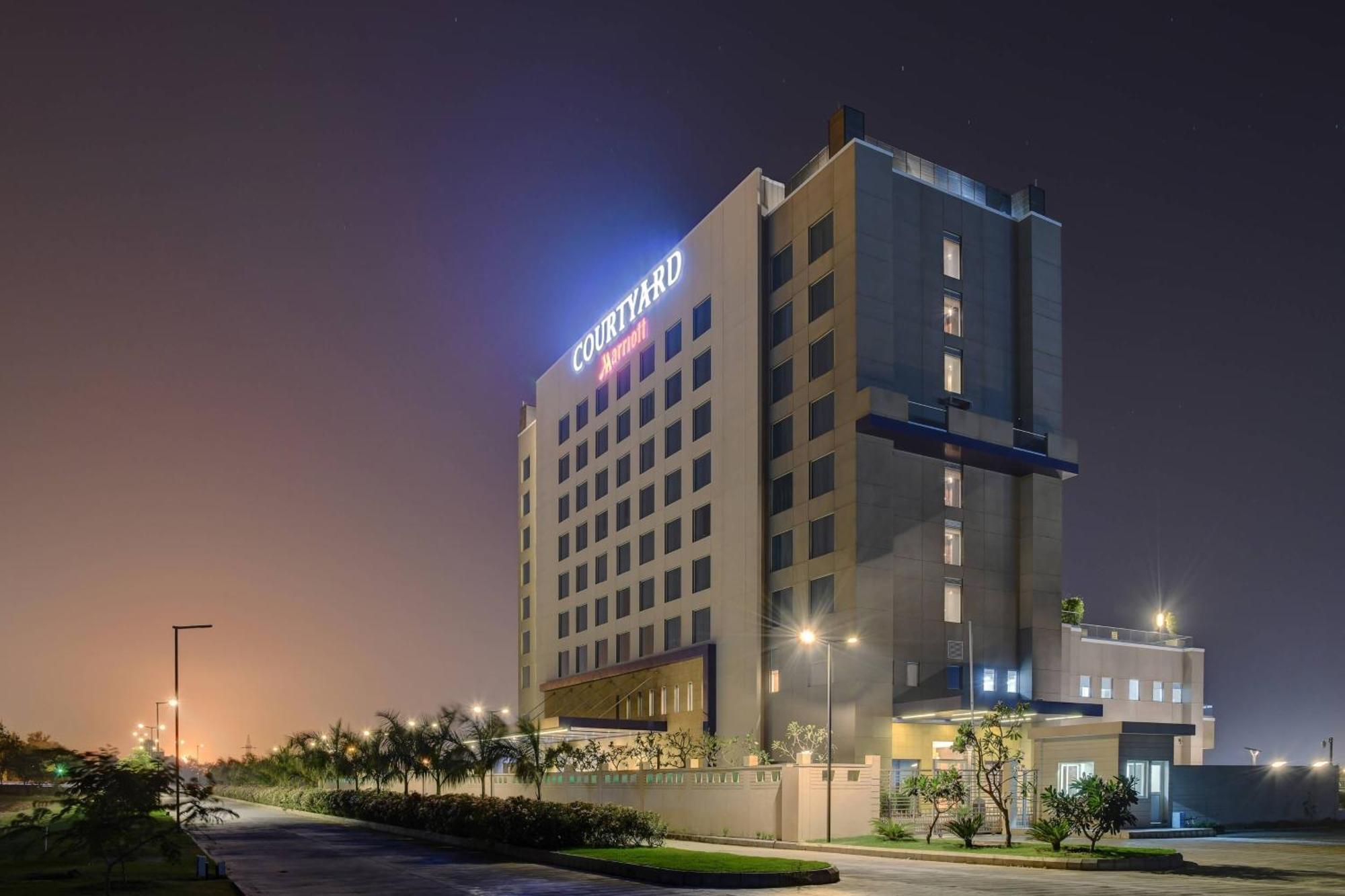 Отель Courtyard By Marriott Сурат Экстерьер фото