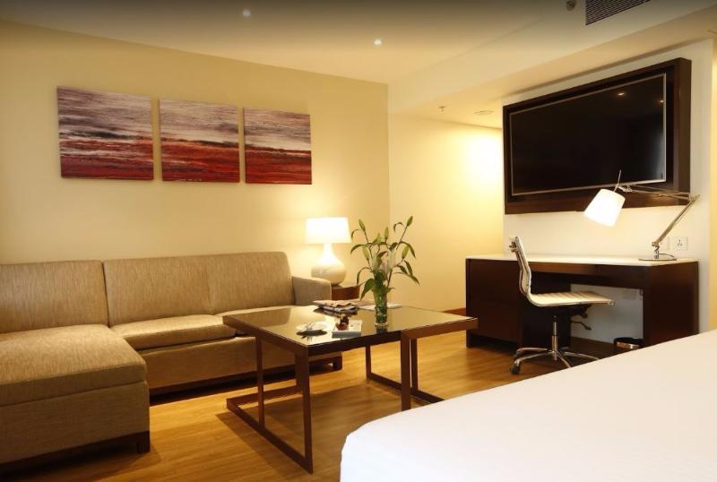 Отель Courtyard By Marriott Сурат Экстерьер фото