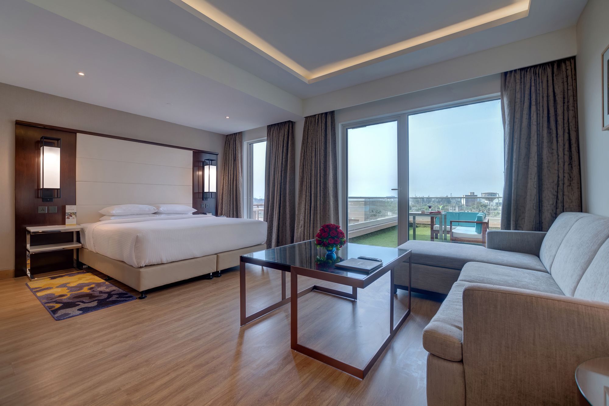 Отель Courtyard By Marriott Сурат Экстерьер фото